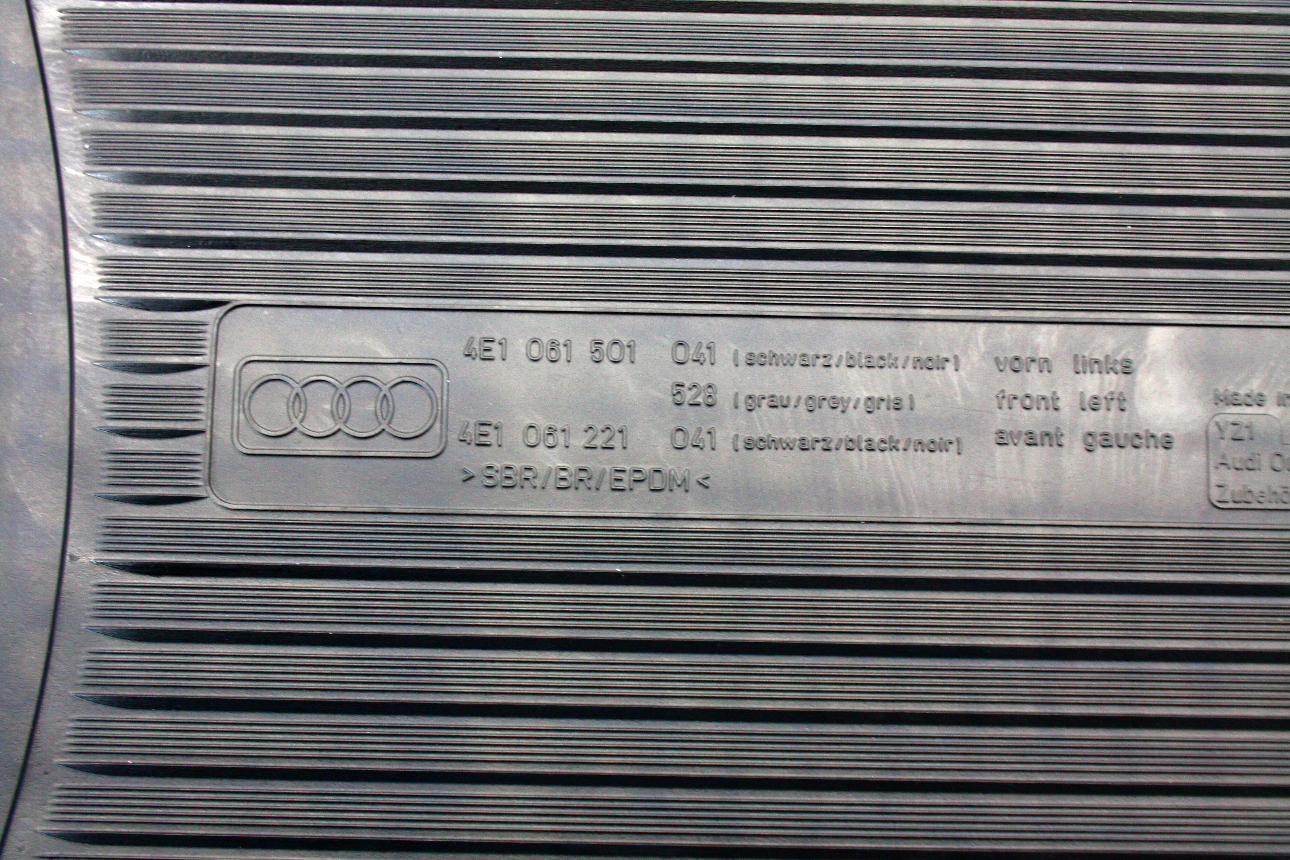 Complete Set of Rubber Floor Mats Audi A8 4E1061501 - Image 2