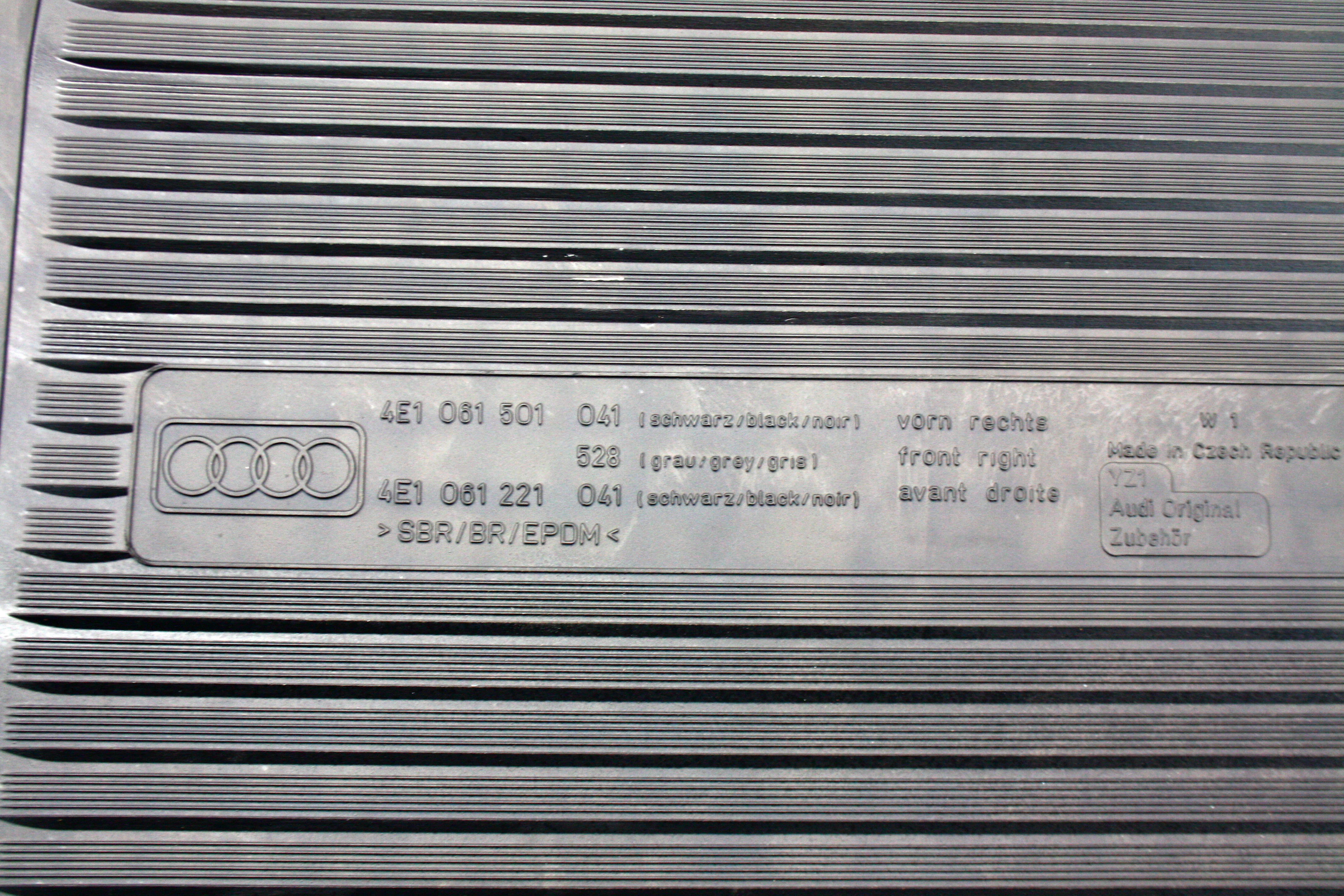 Complete Set of Rubber Floor Mats Audi A8 4E1061501 - Image 3