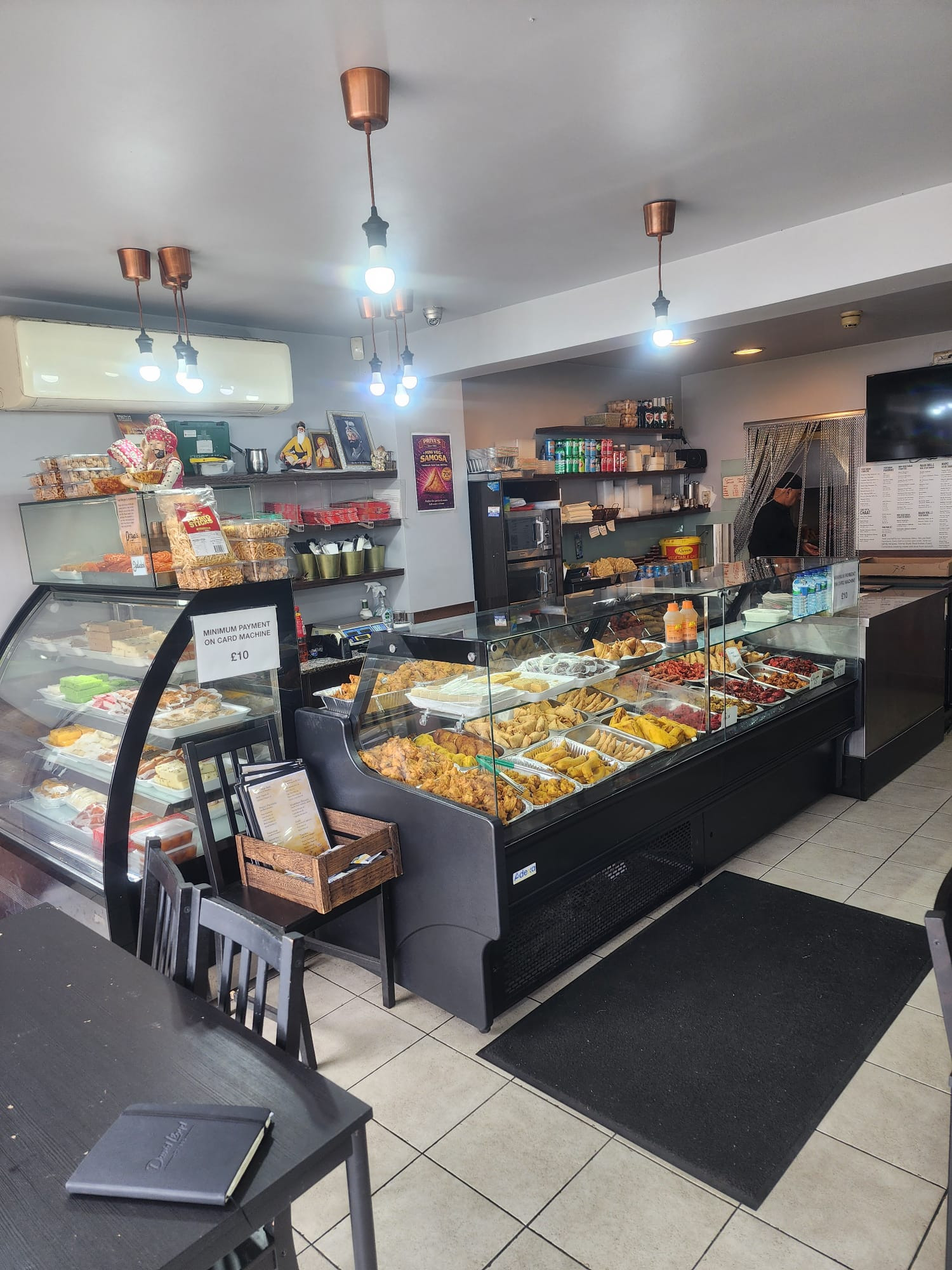 Studio Bed Restaurant Bath Road Hounslow TW5 - Galaxy Real Estate