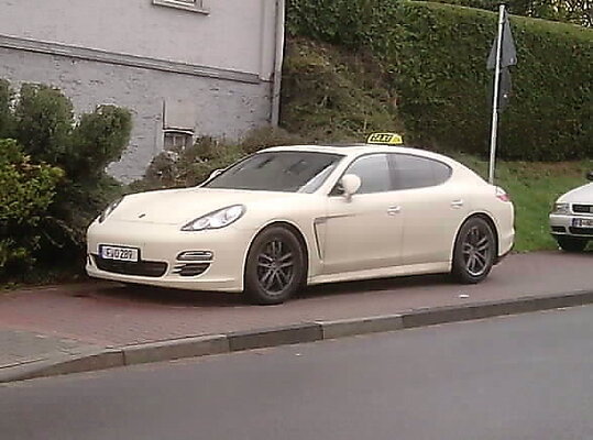 Taxi Porsche Panamera 1.jpg