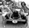 Fussballer-Hoeness-und-Breitner-1973-in-Badehose.jpg