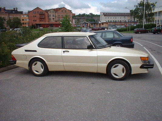 SAAB900Aero16s.3d.M84.Body156Pearl.Trim_ColoradoRed.OwnerDennisHartmann,Värmdö.Sweden.2.jpg