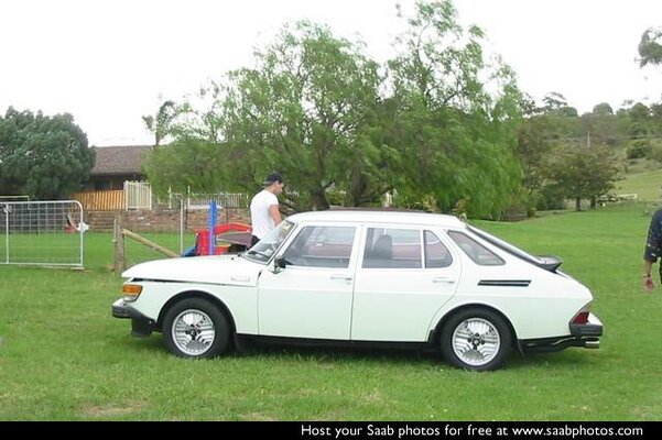 SAAB99TURBO.5d.M79(1.79).body152Gmarblewhite.trim_resedagreen.ExtraModelOf99Befor900WasDelivered.jpg