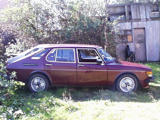 SAAB99TURBO.5d.M78.bodyR6cardinalred.trim_red.ExtraModelOf99Bevor900WasDeliveredOnlyForUK.GB.c.jpg