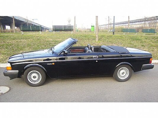 Volvo 240 cabrio schw 1.jpg