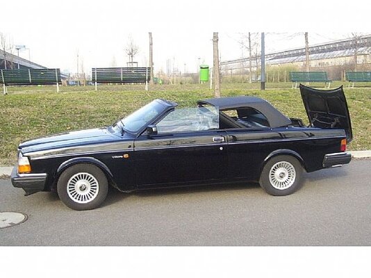 Volvo 240 cabrio schw 2.jpg