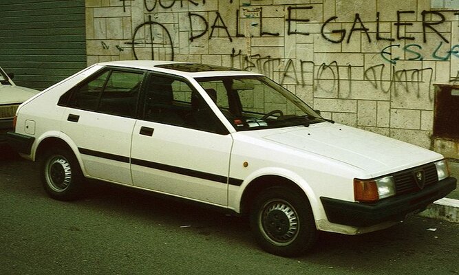 800px-Alfa_Romeo_Arna_con_Graffiti_di_Roma.jpg