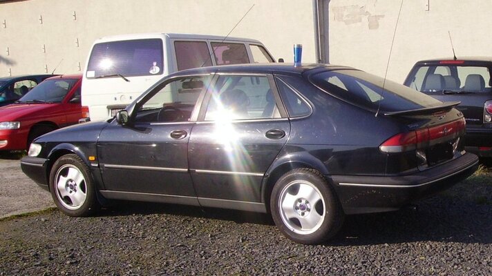 Saab 900 Schwarz.jpg