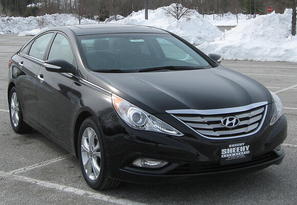 800px-2011_Hyundai_Sonata_Limited_3_--_02-13-2010.jpg