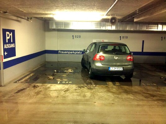 frauenparkplatz.jpg