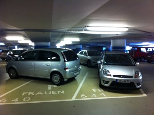 Frauen-Parkplatz-nur-fuer-kurze-Zeit-a23076119.jpg