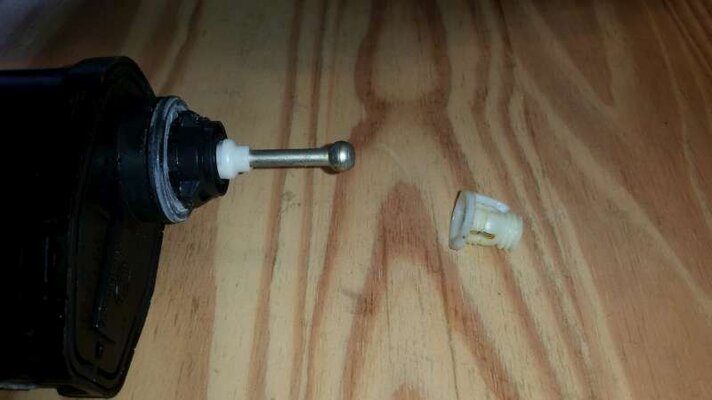 Leuchtweitenregulierung_Motor_Nippel_entfernen.jpg Leuchtweitenregulierung_Motor_Nippel_entfernen.jpg