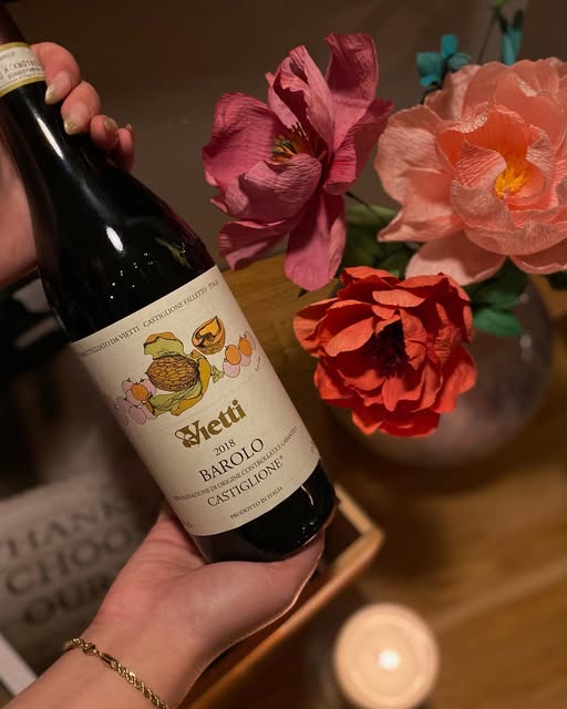 Vinbaren Køge | Nightcrawl.dk | MÅNEDENS NYE KANONSLAG🌟🌟🌟

En Barolo fra 2018 af den aner...