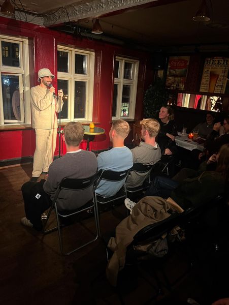 Café Jorden | Nightcrawl.dk | Man ved aldrig hvem der træder ind af døren til open mic 🤩 ...