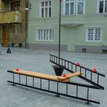 Mobilierul urban creat de elevii și studenții din Brșov, denumit Hub-IN, a fost instalat în centrul orașului