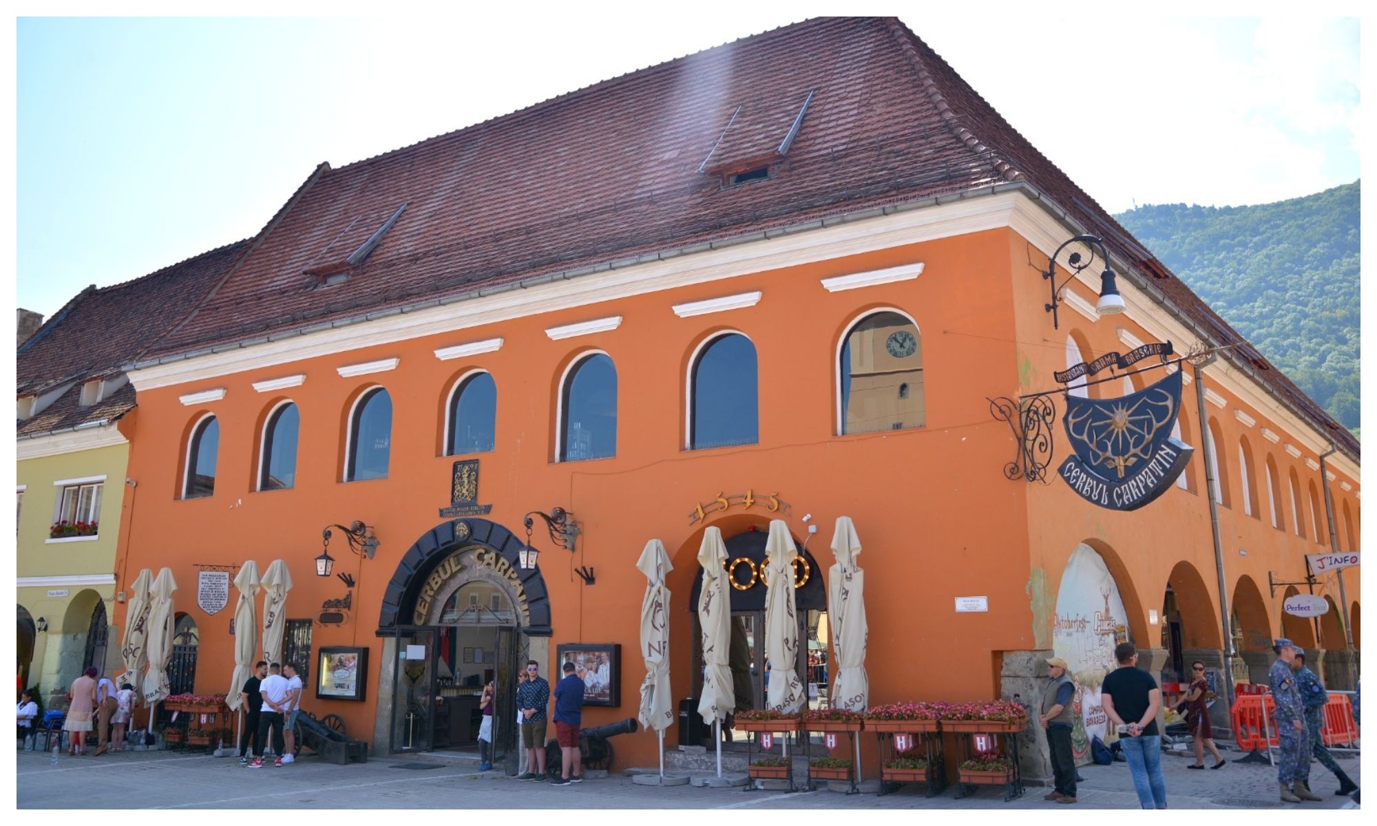 Reabilitarea clădirii fostului Restaurant Cerbul Carpatin din Piața Sfatului, finanțată cu bani de la bugetul local