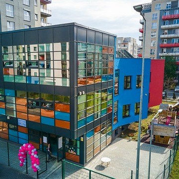 Astăzi, 65 de copii din cartierul Tractorul au inaugurat prima grădiniță construită în acest cartier după anul 1989