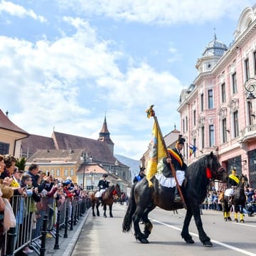 În Săptămâna Luminată, Junii marchează prezența în Cetate, iar în paralel, se desfășoară o varietate de evenimente în Piața Sfatului, la Pietrele lui Solomon și la Cetățuie