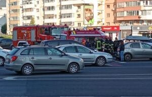 În această dimineață, s-au înregistrat două accidente rutiere în Brașov: unul în giratoriul de la McDoanald's și celălalt pe pasajul de pe strada Independenței