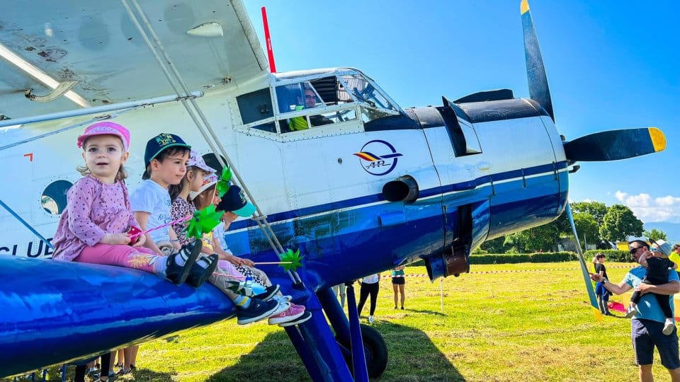 Aeroclubul României invită copii în lumea aviației pe 1 iunie: expoziții, demonstrații și activități la Ghimbav
