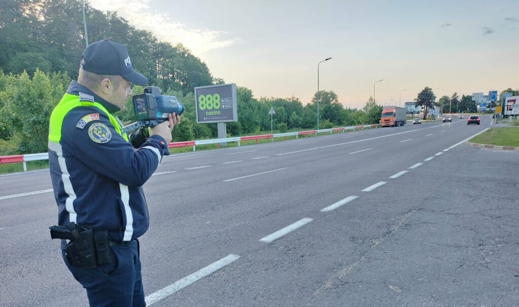 https://mytex.ro/expres/politistii-brasoveni-au-dat-astazi-100-de-amenzi-cu-radare-in-cascada-pe-dn-1-brasov-sibiu-foto/