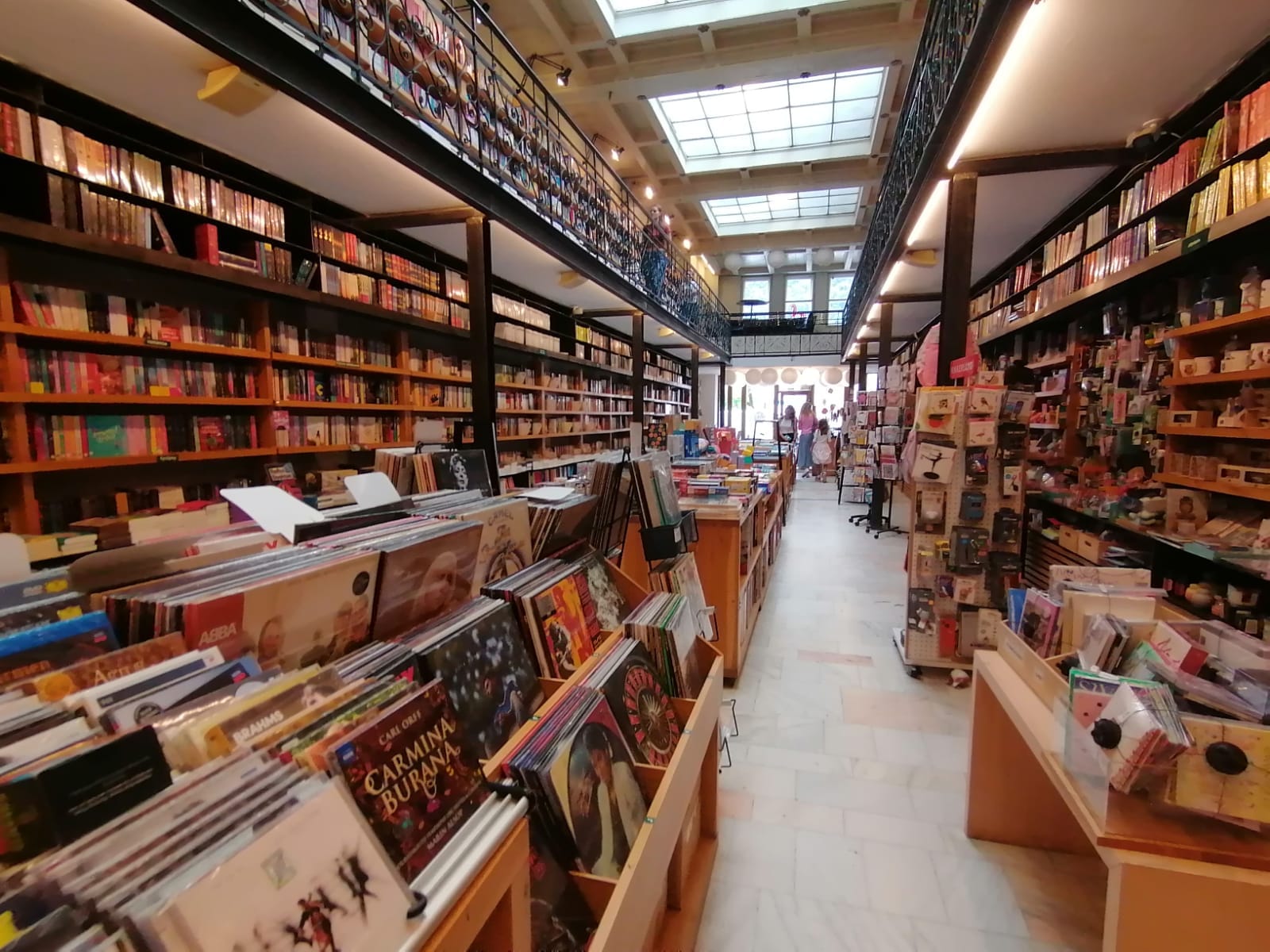 Tinerii care vizitează Brașovul aruncă un ochi și prin cărți