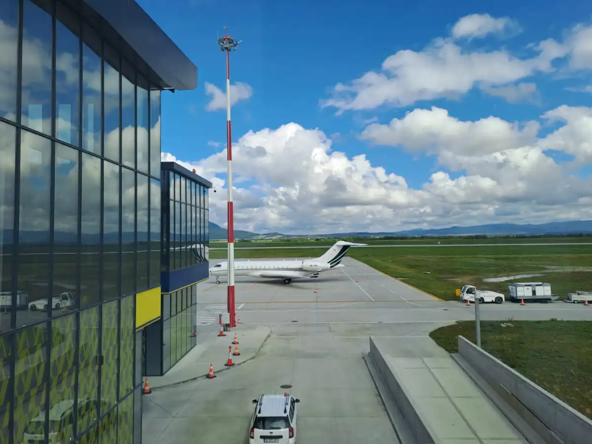 Consiliul Județean Brașov alocă fonduri pentru amenajarea unui parc fotovoltaic la Aeroportul Internațional Ghimbav