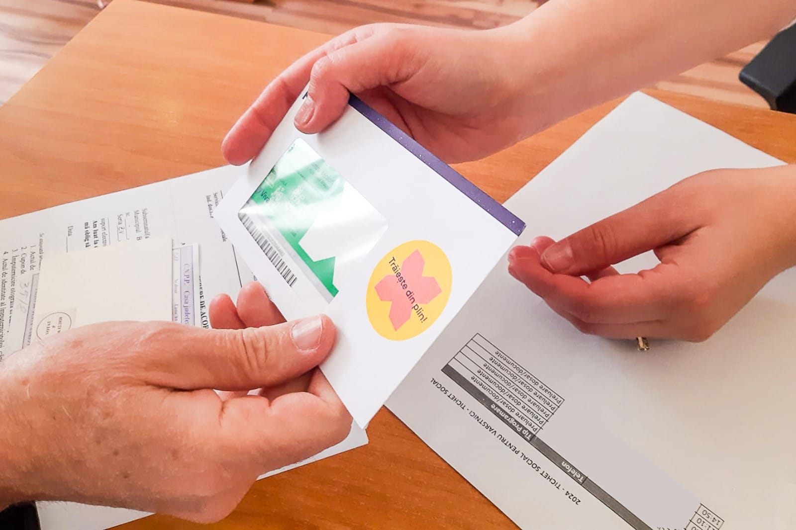 Persoanele în vârstă beneficiază și anul acesta de campania de Crăciun “Dar din suflet pentru seniori”