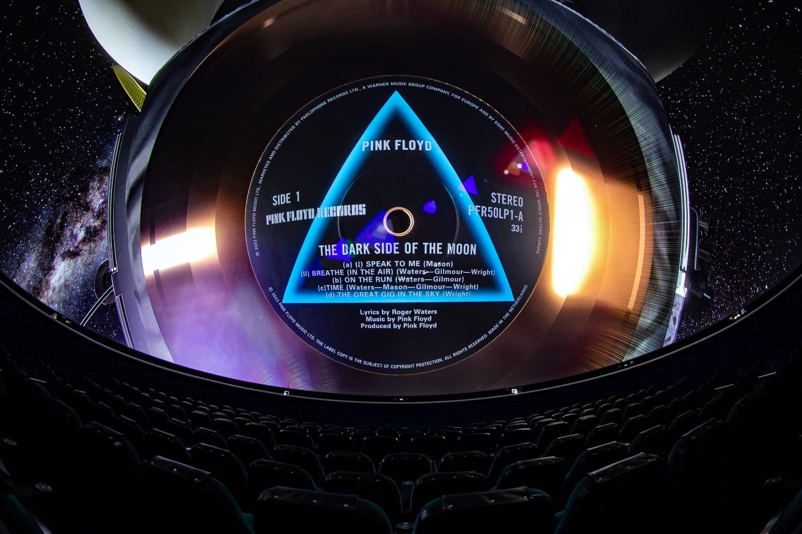 Spectacolul "The dark side of the moon" al trupei Pink Floyd poate fi vizionat până la sfârșitul anului la Planetariul de la Zoo Brașov