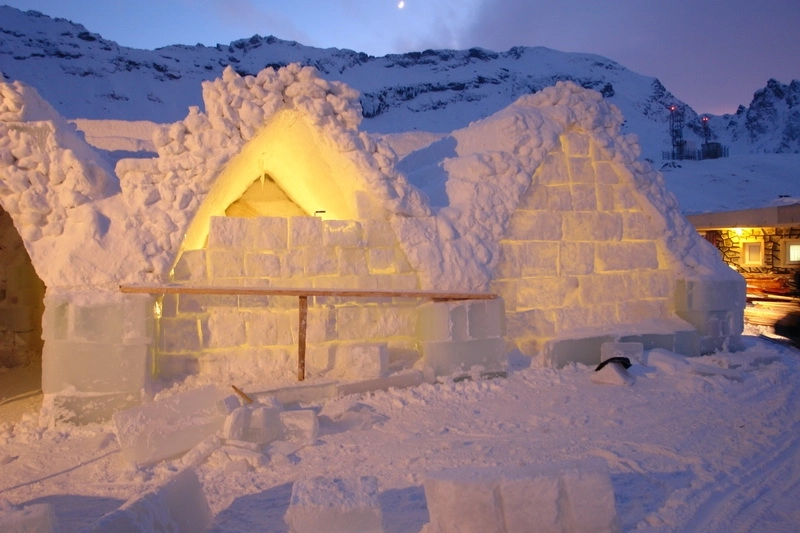 -hotelul-de-gheata-de-la-balea-lac-decorat-in-stil-de-carnaval