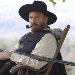 -miniseria-cu-kevin-costner-filmata-si-la-brasov-a-luat-cinci-premii-emmy