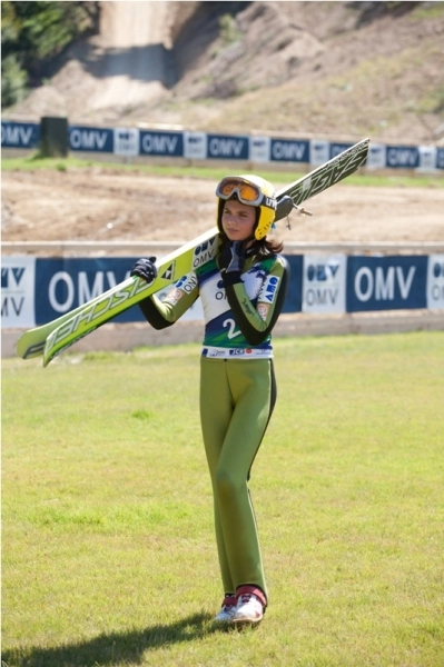 -o-saceleanca-va-participa-la-cupa-mondiala-feminina-de-sarituri-cu-schiurile