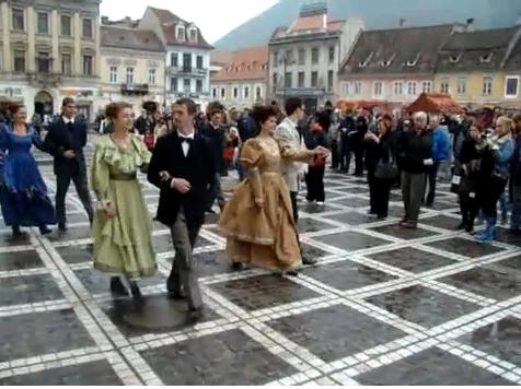 160-de-elevi-vor-dansa-romana-in-piata-sfatului