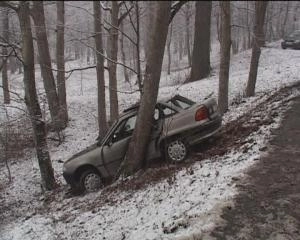 a-intrat-cu-masina-in-copac