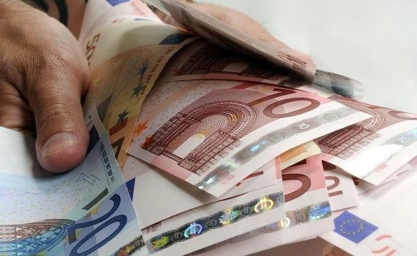 agasit-6000-de-euro-si-ia-inapoiat-pagubasei