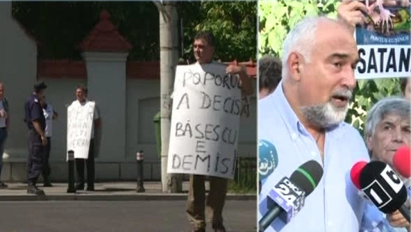 basescu-colindat-din-nou-de-protestatari-la-cotroceni