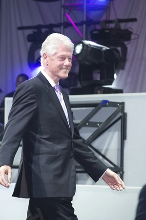 bill-clinton-a-ajuns-piele-si-os