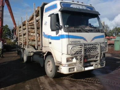 camioanele-cu-lemne-controlate-de-politisti