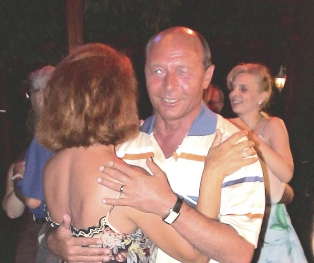 cum-a-petrecut-basescu-de-ziua-sotiei