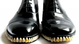 doi-britanici-au-creat-pantofii-cu-talpa-din-dinti