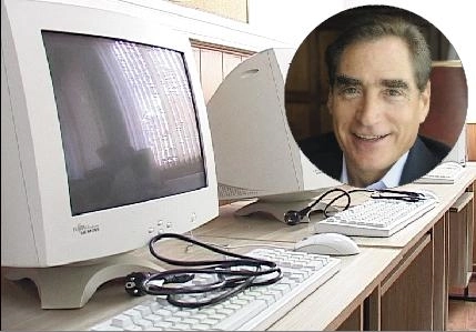 donatie-de-calculatoare-la-initiativa-lui-petre-roman