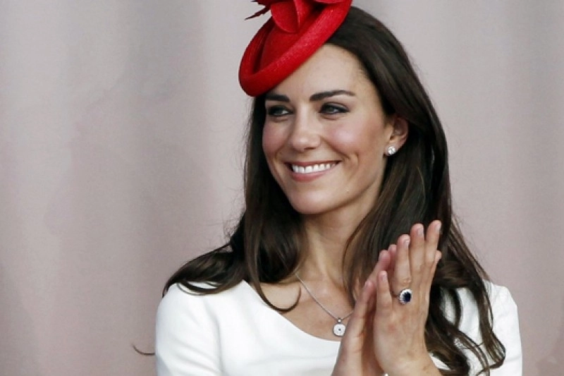 ducesa-de-cambridge-fotografiata-fara-sutien