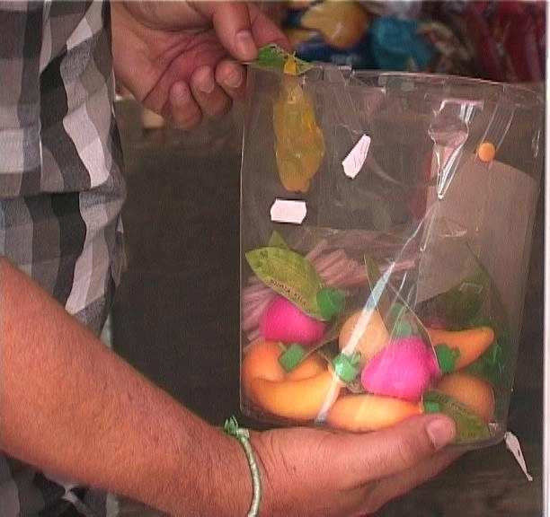 dulciuri-periculoase-pentru-copii-de-vanzare-la-chiosc