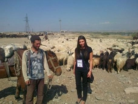 eba-sa-pozat-cu-oi-si-capre