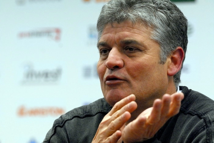 egalul-carel-zboara-pe-andone