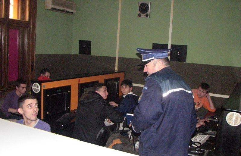 elevi-dusi-la-scoala-cu-politia