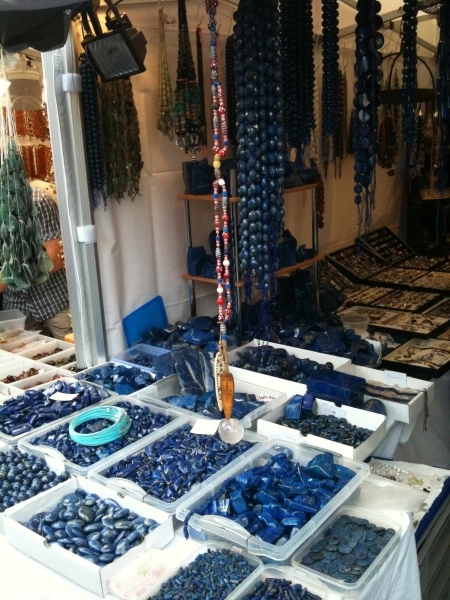 expozitie-de-bijuterii-din-pietre-pretioase-in-brasov