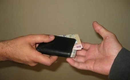 furt-de-bani-intre-veri