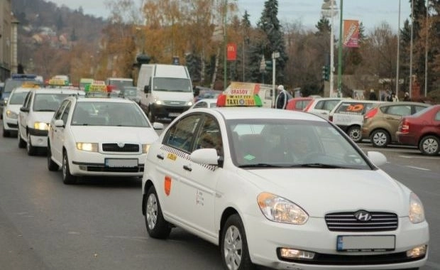 hot-romantic-sia-plimbat-iubita-cu-un-taxi-furat