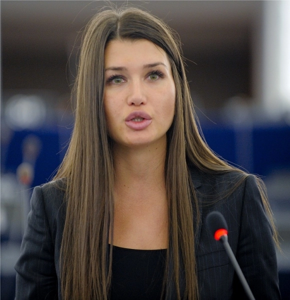 invitatii-elenei-basescu-nu-au-voie-cu-aparate-foto